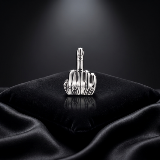 Pin's F°°°K! L'Original - argent, packshot haute joaillerie sur coussin velours noir