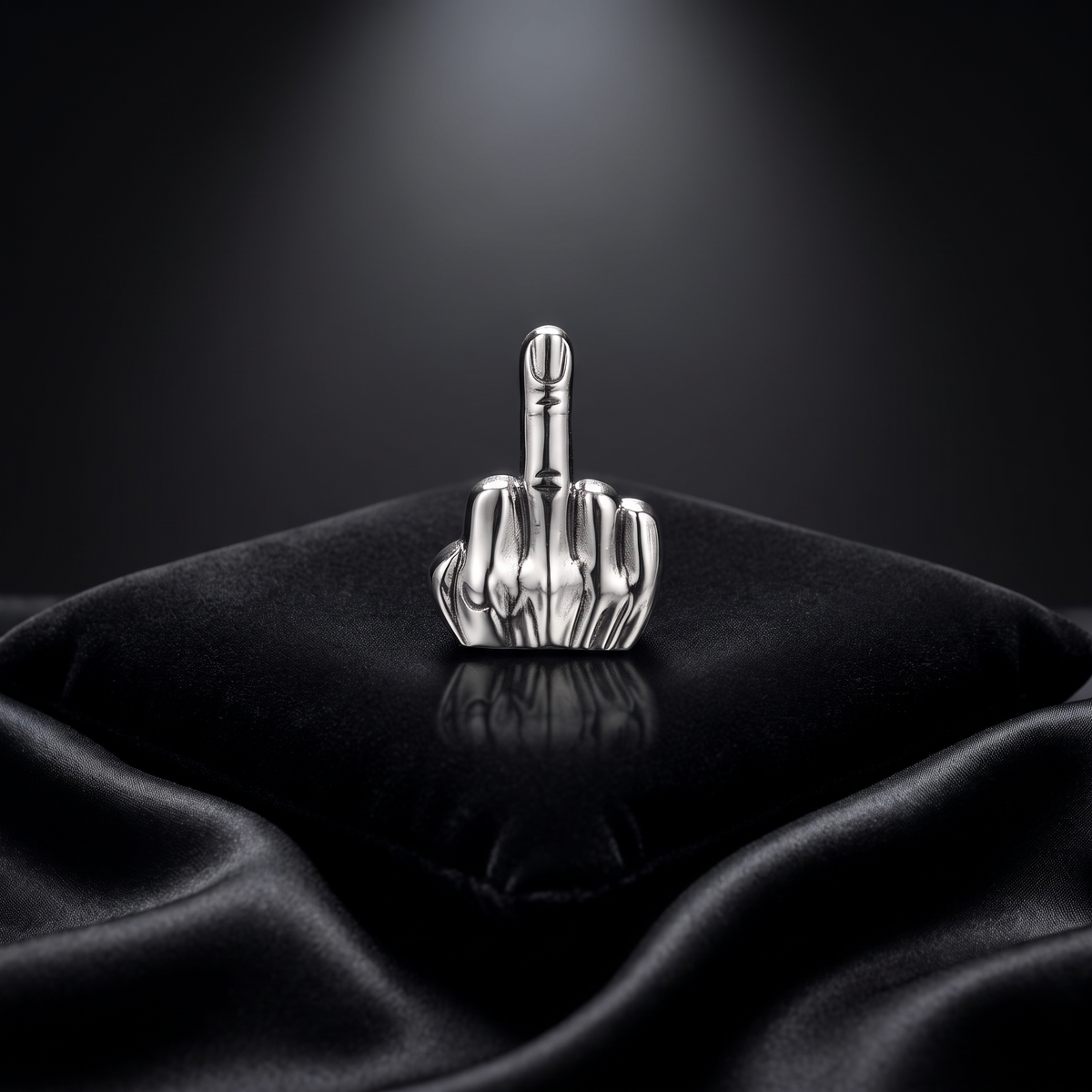 Pin's F°°°K! L'Original - argent, packshot haute joaillerie sur coussin velours noir